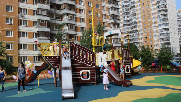 Уже 48 новых детских площадок установили в Подмосковье по программе губернатора