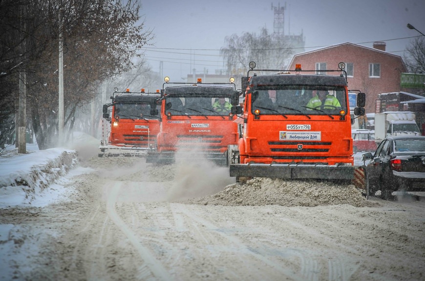 Более 2,8 тыс единиц техники убирают снег на дорогах Подмосковья