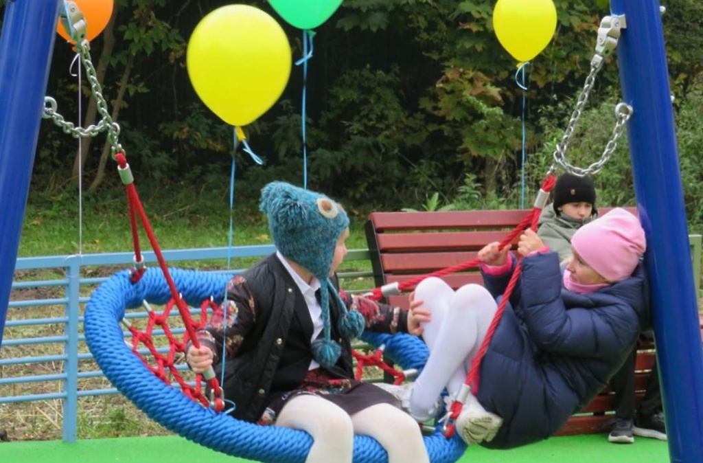 Губернаторские детские игровые площадки начали устанавливать во дворах Подмосковья
