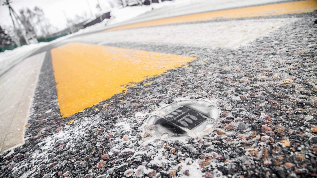 Свыше 2,1 тыс. единиц спецтехники убирают снег на подмосковных дорогах