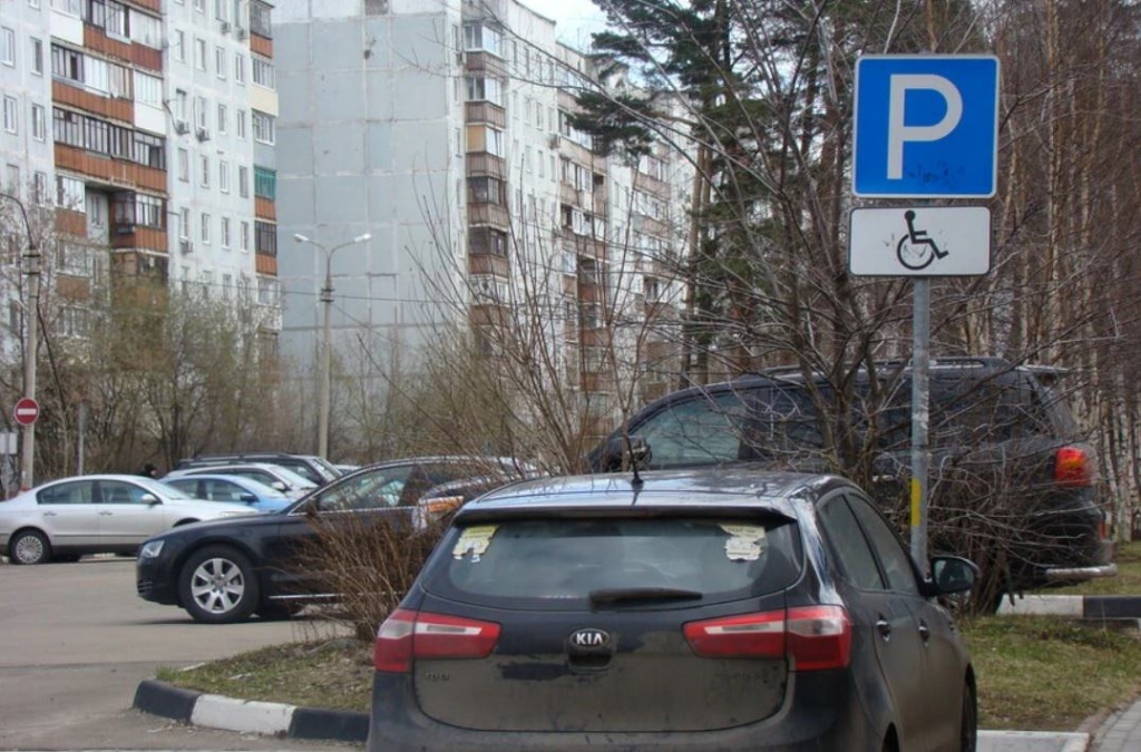 Королев 24. Автоподставы в Королеве во дворе. Автомобиль Дзержинского. Припаркована. Просим освободить двор от автомобилей.