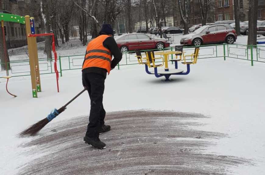 Дворы и общественные территории убирают в Подмосковье после снегопада