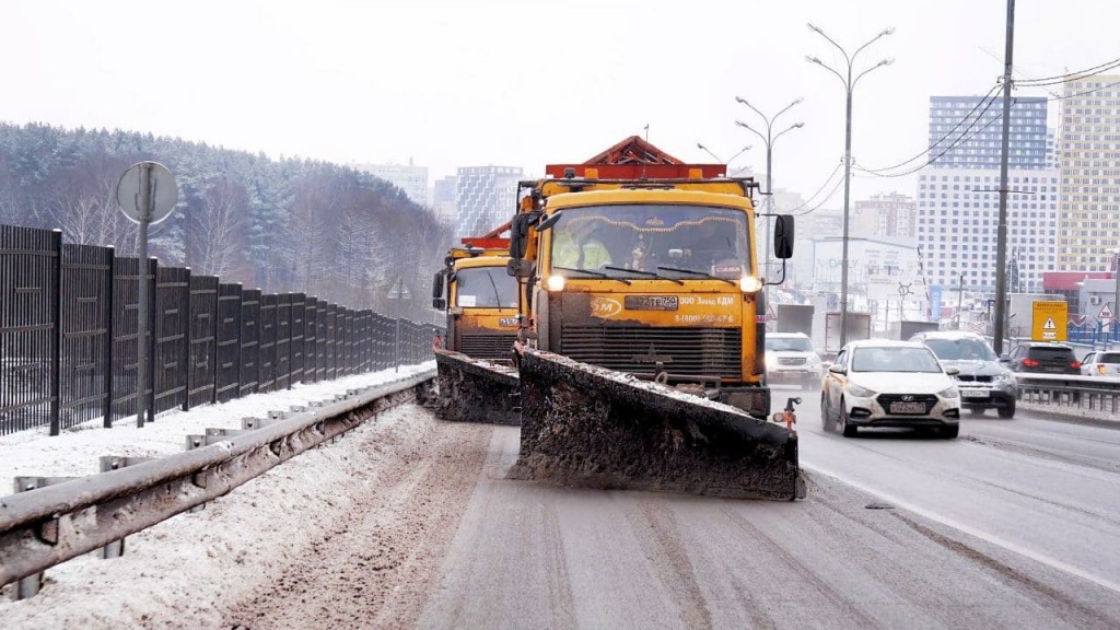 Более 24 тыс. км дорог обработали и очистили в Подмосковье от снега