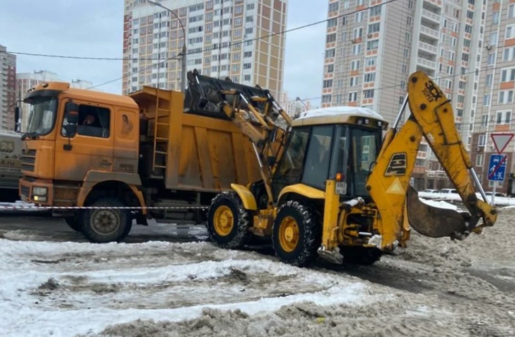 Более 1,5 тыс единиц спецтехники вышло на уборку последствий снегопада в Подмосковье