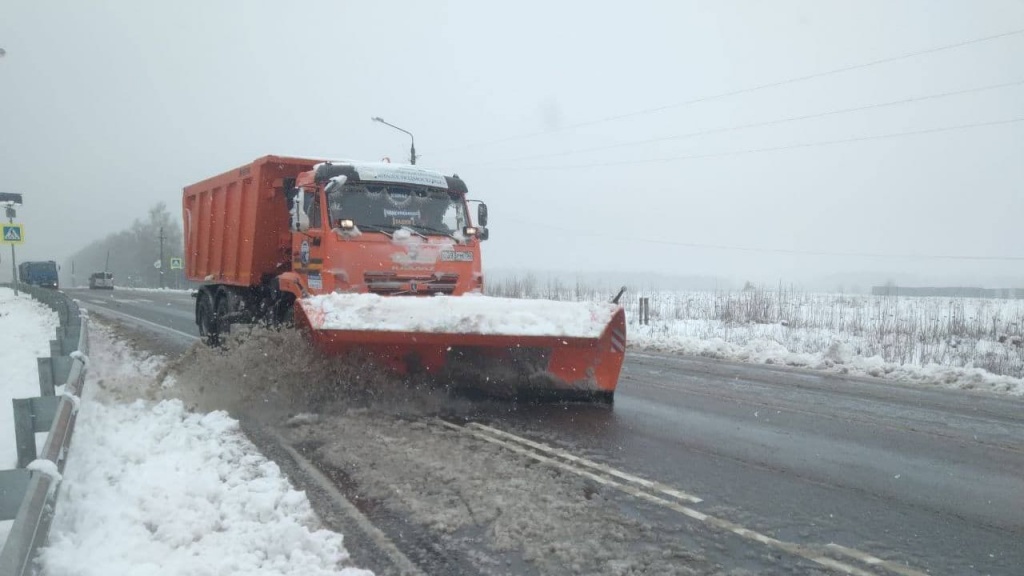 Дорожные службы Подмосковья очистили от снега более 36,6 тыс. км дорог за сутки