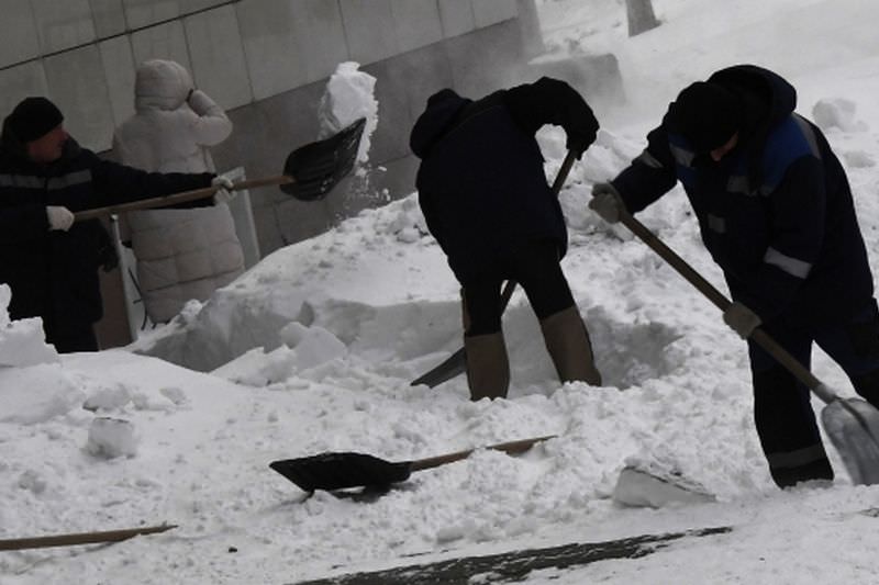 Шестнадцать тысяч дворников разгребают последствия ночного снегопада в Подмосковье