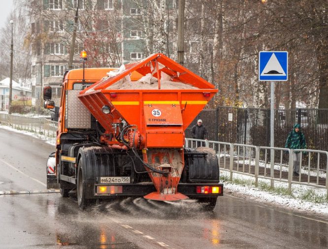 Королёв – в лидерах среди муниципалитетов Подмосковья по очистке и обработке противогололёдными материалами дорог за выходные