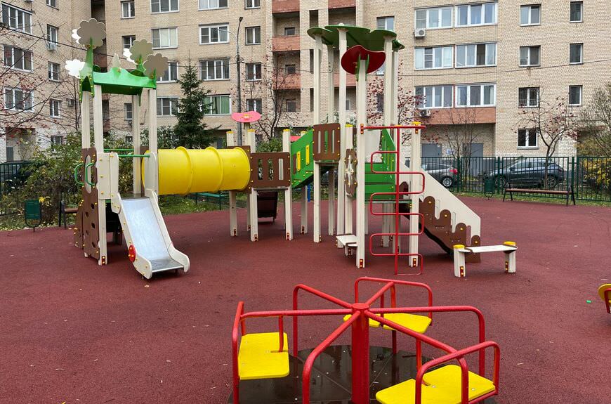 229 детских площадок установили в Подмосковье в текущем году