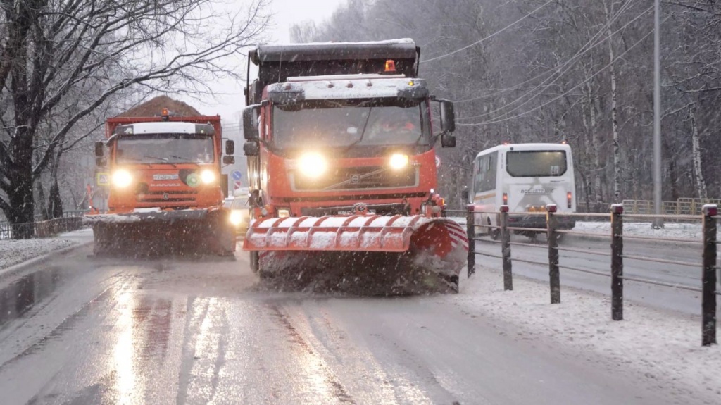 Дорожные службы и общественный транспорт Подмосковья работают в усиленном режиме из-за снегопада