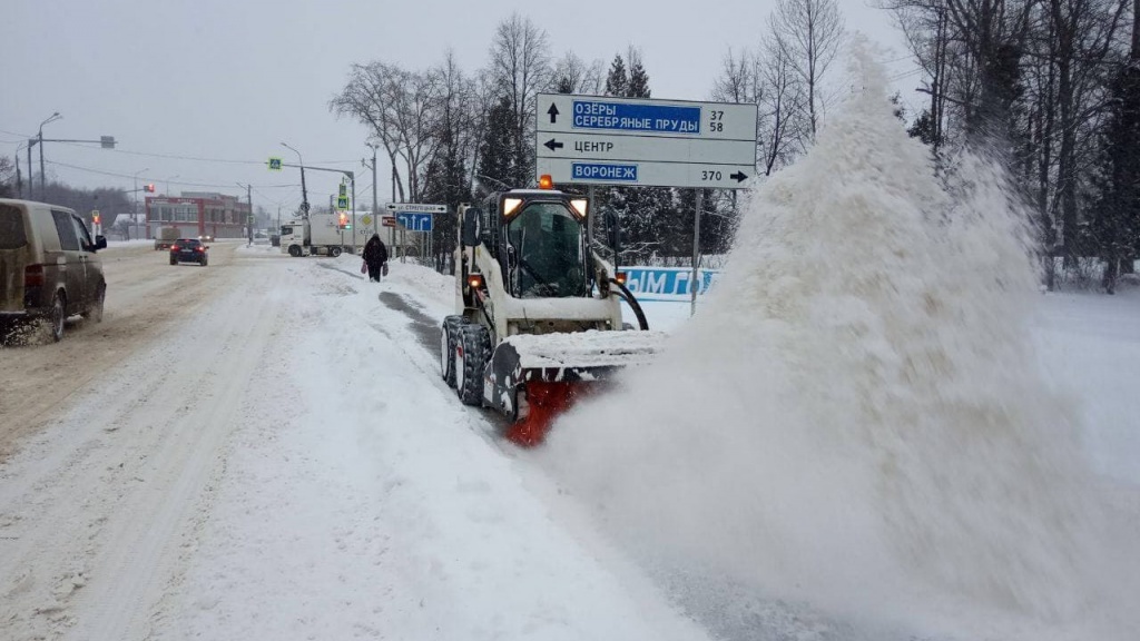 Порядка 3 тыс. единиц спецтехники ликвидируют последствия снегопада в Подмосковье